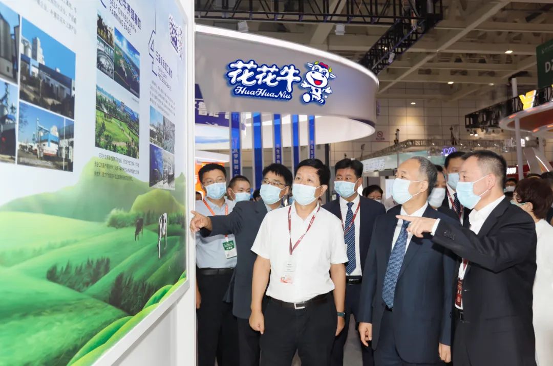 第十三届奶业大会暨D20峰会在泉城济南召开 | 花花牛乳业荣膺“优秀乳品加工企业”