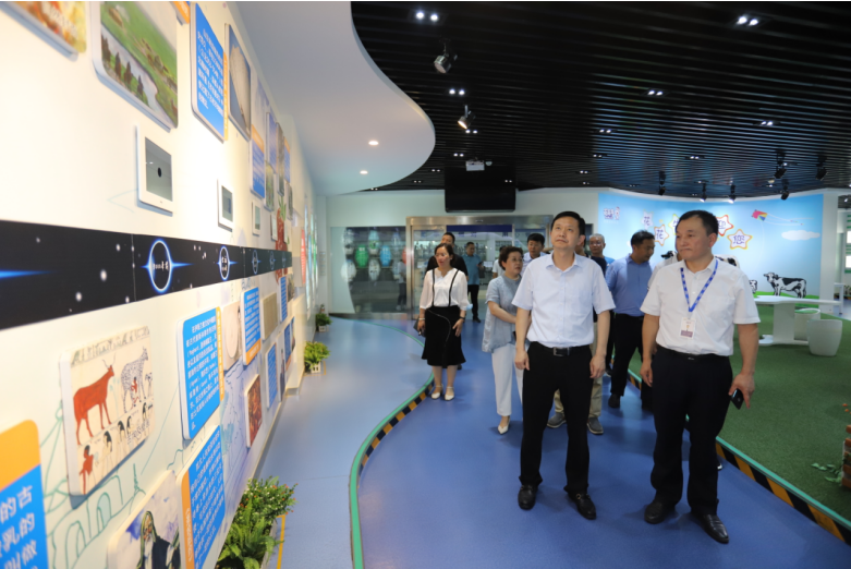 快讯|郑州市二七区委副书记、区长虎荣鑫莅临河南花花牛乳业集团调研