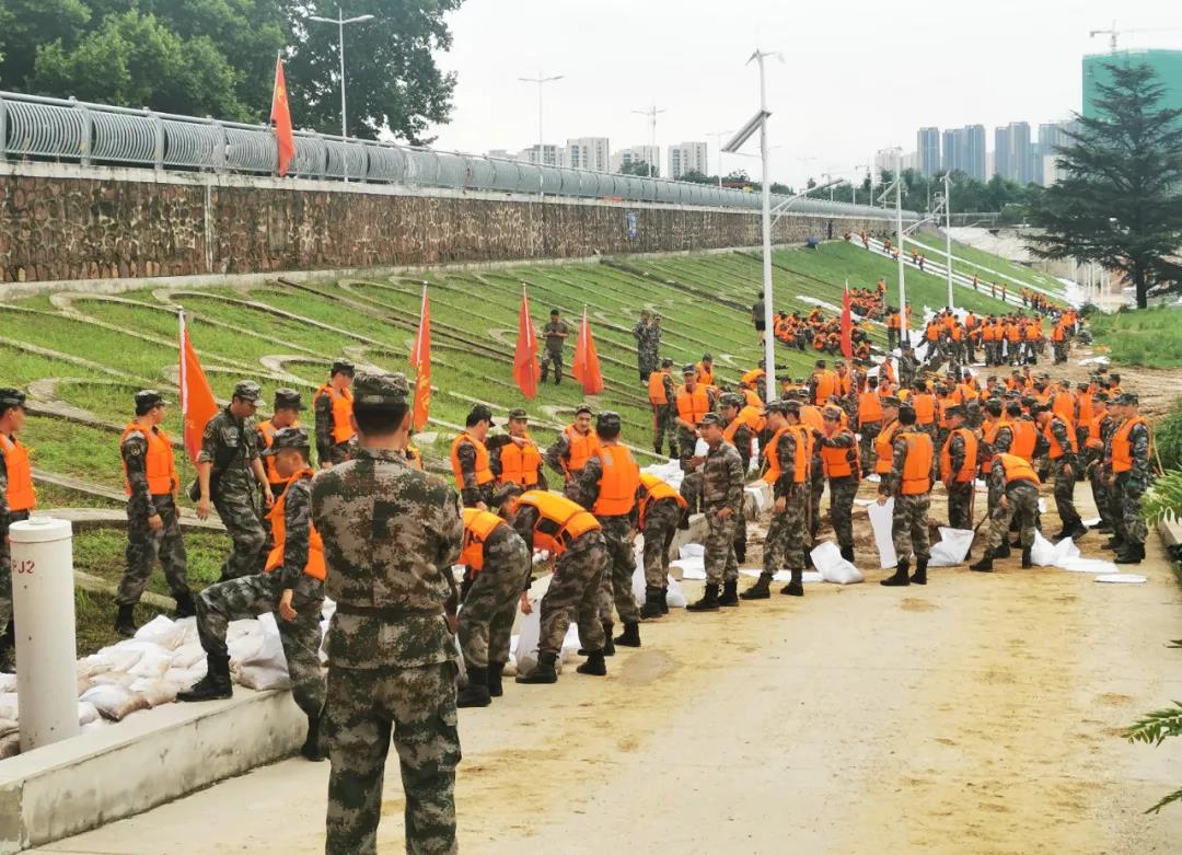 大雨无情人有情!花花牛乳业慰问常庄水库抗洪抢险官兵 大雨无情人有情!花花牛乳业慰问常庄水库抗洪抢险官兵
