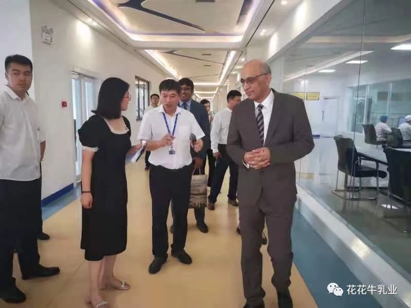 巴基斯坦驻华大使莫因·哈克 莅临花花牛乳业集团参观访问 巴基斯坦驻华大使莫因·哈克 莅临花花牛乳业集团参观访问