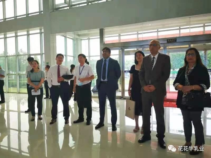 巴基斯坦驻华大使莫因·哈克 莅临花花牛乳业集团参观访问 巴基斯坦驻华大使莫因·哈克 莅临花花牛乳业集团参观访问