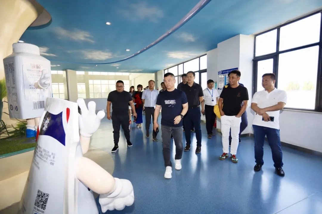 快讯 | 长江商学院智能制造学会走进花花牛乳业集团