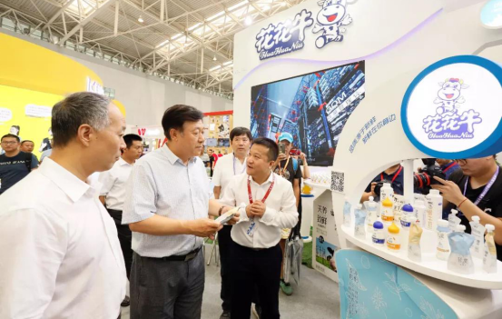 致敬祖国70华诞 |花花牛亮相第十届中国奶业大会 致敬祖国70华诞 |花花牛亮相第十届中国奶业大会