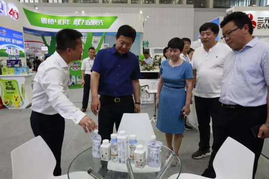 致敬祖国70华诞 |花花牛亮相第十届中国奶业大会 致敬祖国70华诞 |花花牛亮相第十届中国奶业大会