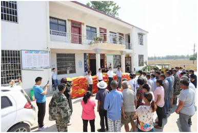 秋种化肥进农户 精准扶贫及时雨 | 花花牛集团精准扶贫在行动 秋种化肥进农户 精准扶贫及时雨 | 花花牛集团精准扶贫在行动