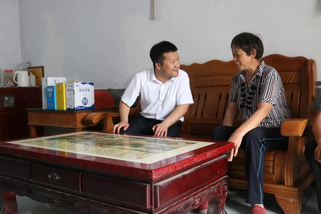 花花牛乳业集团走访慰问贫困户 结对帮扶暖人心