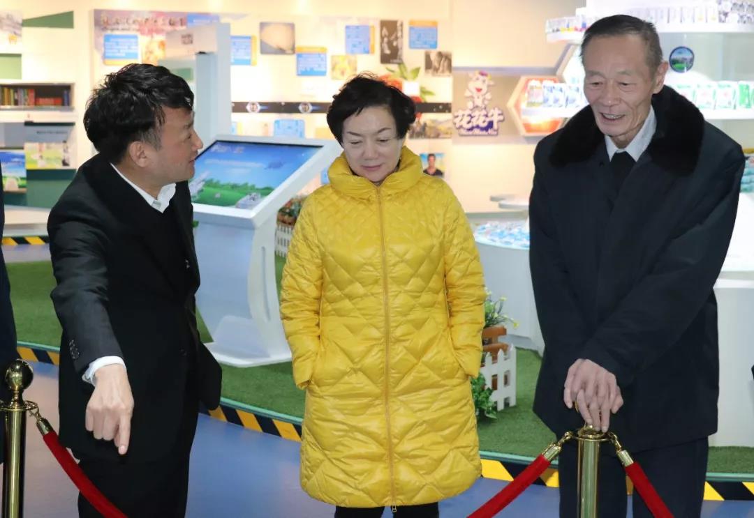 中国奶业协会高鸿宾会长莅临花花牛指导工作 中国奶业协会高鸿宾会长莅临花花牛指导工作