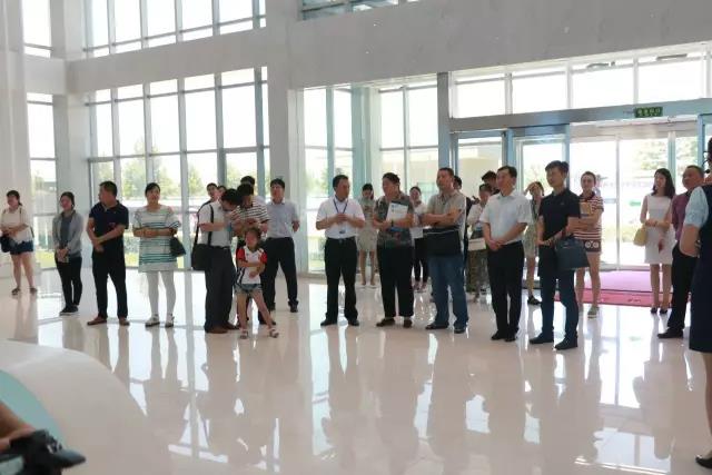 河南省食品安全座谈会暨百场食安讲座进校园启动仪式在花花牛举行