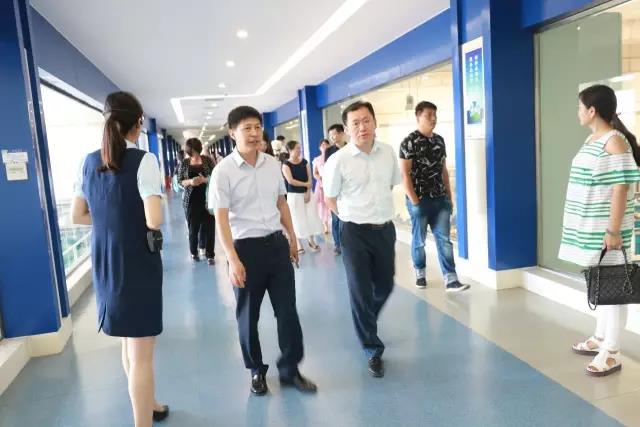 河南省食品安全座谈会暨百场食安讲座进校园启动仪式在花花牛举行