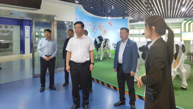 郑州市人民检察院党组书记、代检察长张道伟一行莅临河南花花牛乳业集团参观调研